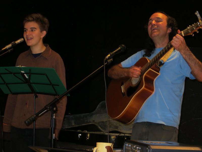 Ardeo and Nedjo sing at Communities in Resistance event